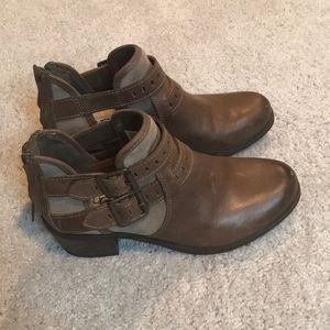 Women’s UGG Brown leather booties Size 6
